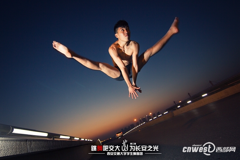 “跳舞吧，交大！”走紅網(wǎng)絡(luò) 高難度動(dòng)作獲網(wǎng)友點(diǎn)贊