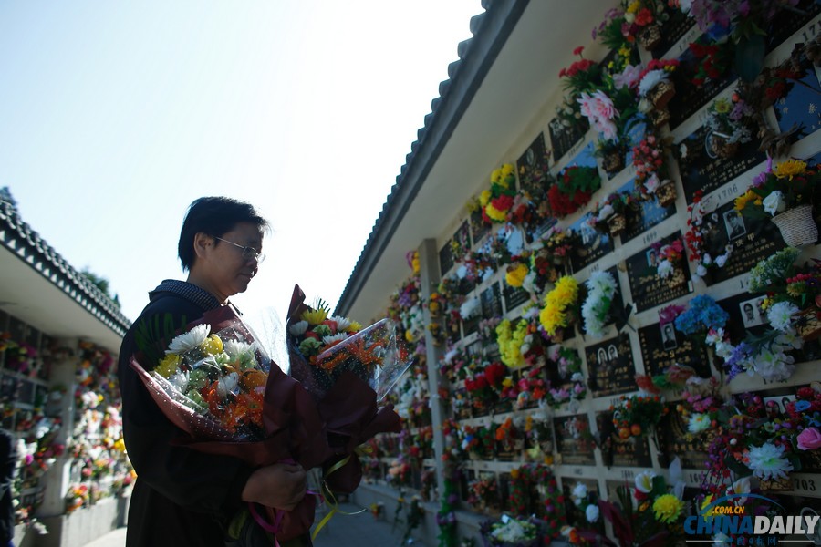 清明節：北京八寶山迎來祭掃高峰