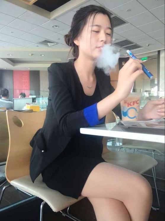 世界無煙日，鄭州一美女在肯德基抽煙思雷電子煙