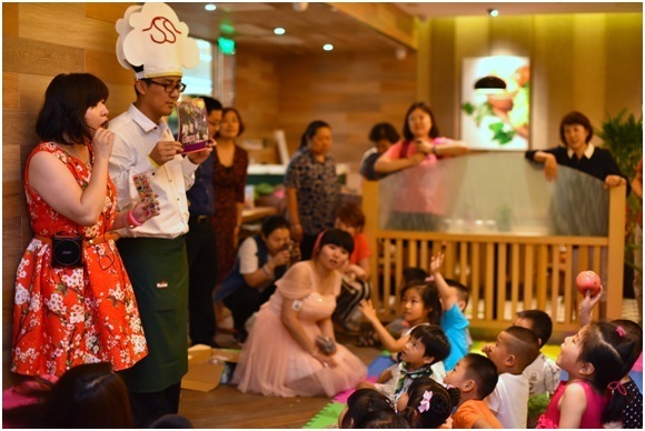 Sizzler 時時樂西餐廳舉辦“彩虹的約定”兒童節(jié)公益活動