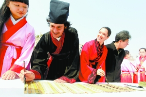 身穿漢服竹簡(jiǎn)揮毫 老外也愛中國(guó)清明節(jié)
