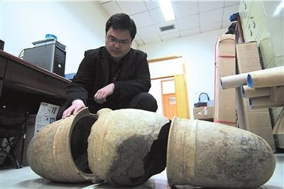 北京昌平一村民在自家院內挖出戰國甕棺