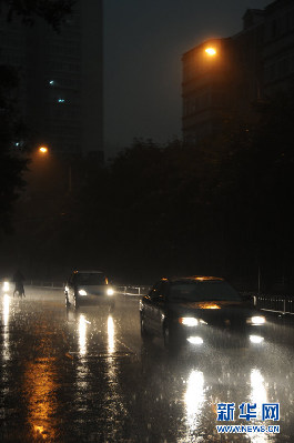 北京遭遇強(qiáng)雷雨天氣 部分地區(qū)積水嚴(yán)重