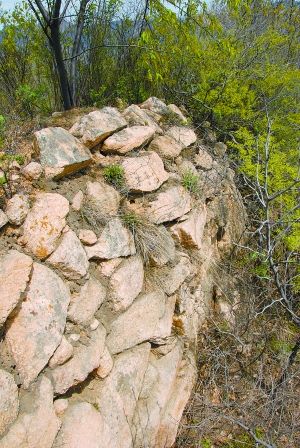 北京昌平山區(qū)發(fā)現(xiàn)1500年前古長城(圖)