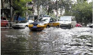 北京降暴雨部分地區地面塌陷 共測雷擊八千多次