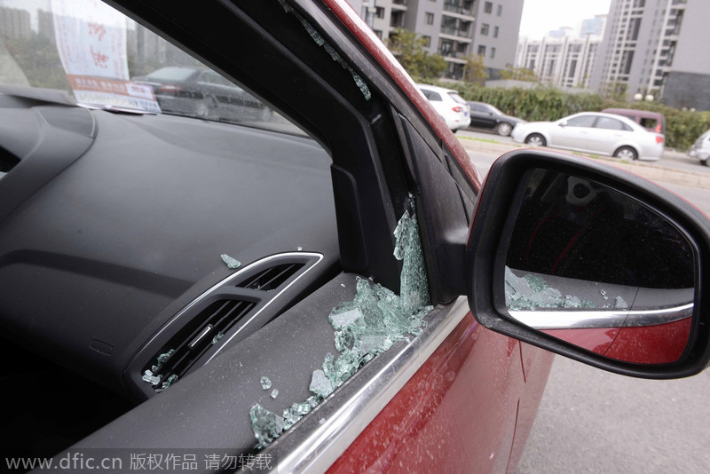 北京立水橋數十輛車被砸車窗 車內物品丟失