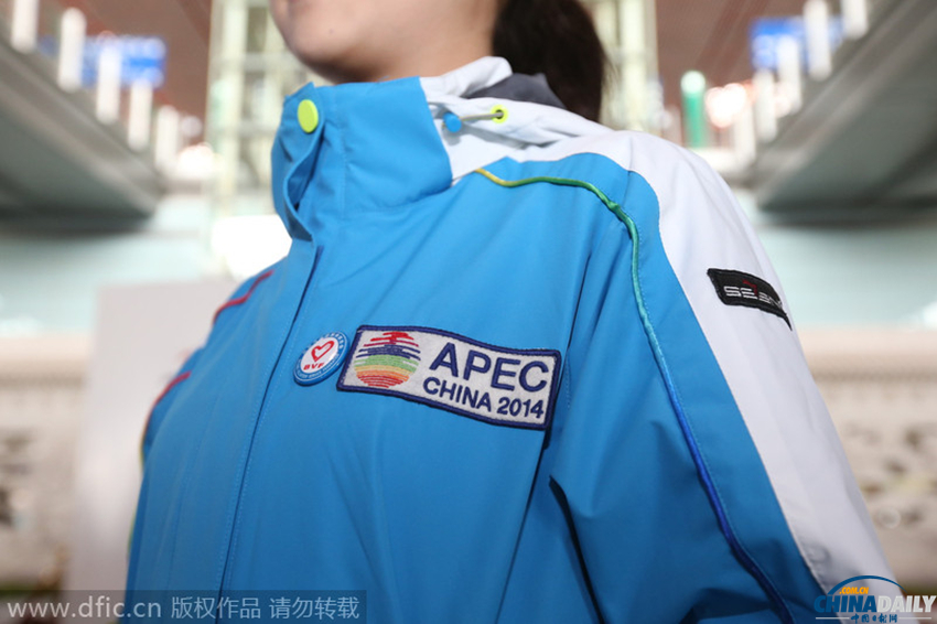 首都機場開設APEC綠色通道 221名志愿者正式著裝上崗