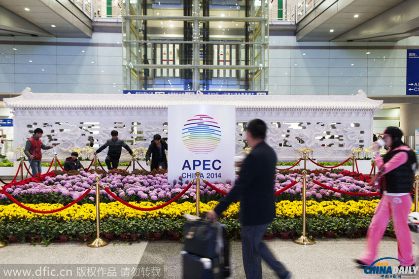 首都機場開設APEC綠色通道 221名志愿者正式著裝上崗