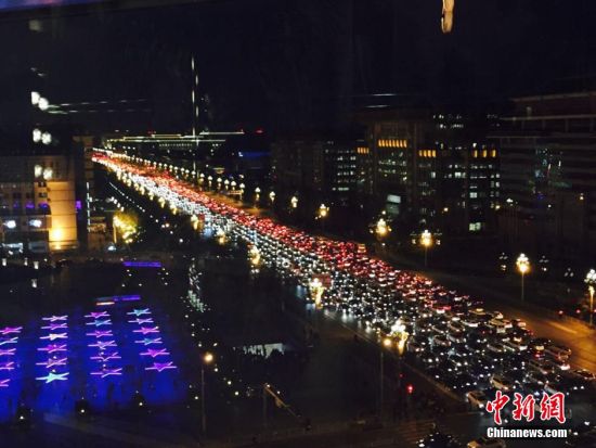 北京平安夜交通擁堵 長安街變“停車場”