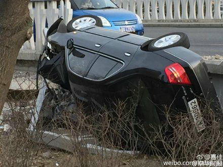 北京一軍牌車沖破圍欄后側翻 車牌被摘掉