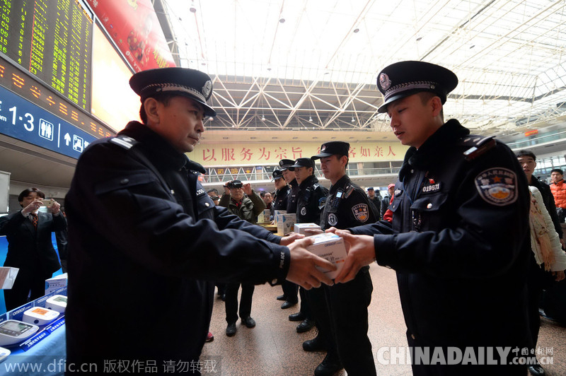 北京鐵警向一線民警發放醫療器材 啟動專項行動保障春運