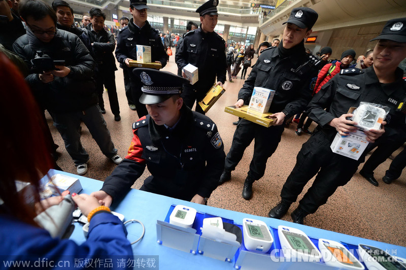 北京鐵警向一線民警發放醫療器材 啟動專項行動保障春運