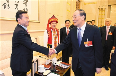 王岐山聽(tīng)代表發(fā)言時(shí)插話：少說(shuō)成績(jī) 多談問(wèn)題