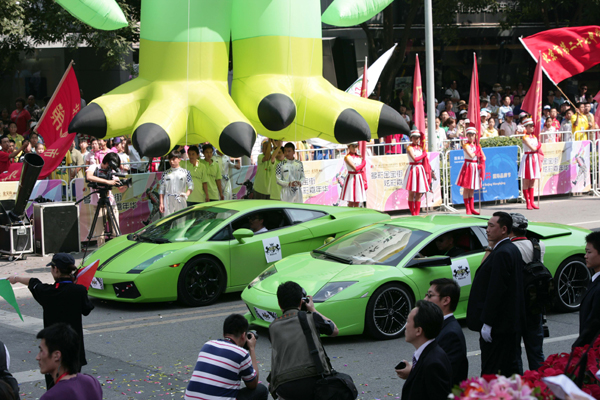 金寶街上演狂歡嘉年華
