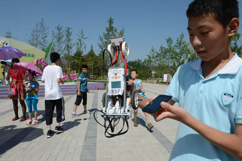 北京園博園開設青少年智能機器人體驗課堂