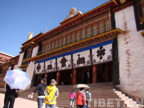 強巴林寺：康區(qū)最大的格魯派寺廟
