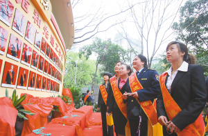 黃奇帆歡送重慶81名全國勞動模范和先進(jìn)工作者