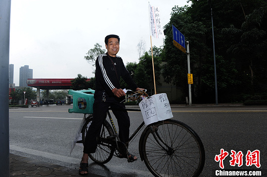 重慶街頭現自行車流動“理發店”