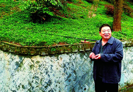 重慶大叔魚(yú)竿“釣”起一小伙 手腕還有刀片割傷痕跡