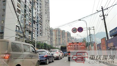 重慶多地現懸空電纜存隱患 小孩