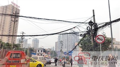 重慶多地現懸空電纜存隱患 小孩