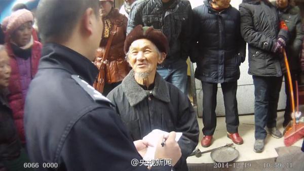 重慶七旬老漢賣柑橘收200元假鈔 警民湊錢高價買橘 圖