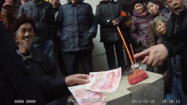 重慶七旬老漢賣柑橘收200元假鈔 警民湊錢高價買橘 圖