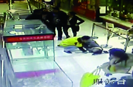 為懷孕老婆強出頭 丈夫竟揮重拳猛擊另一懷孕女子臉