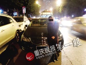 “我喝醉了” 漂亮奔馳女司機為何找警察自投落網