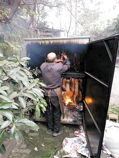 一次能熏300斤臘肉煙還少 來看看熏臘肉的神器！