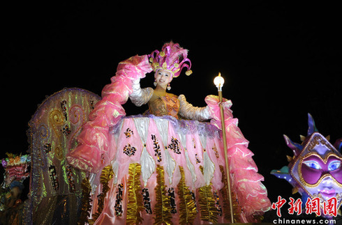 世博盛裝夜巡游 花車美女盡顯異域風情