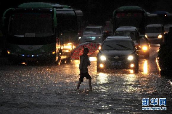 福建遭受強(qiáng)雷電和雷雨侵襲（組圖）