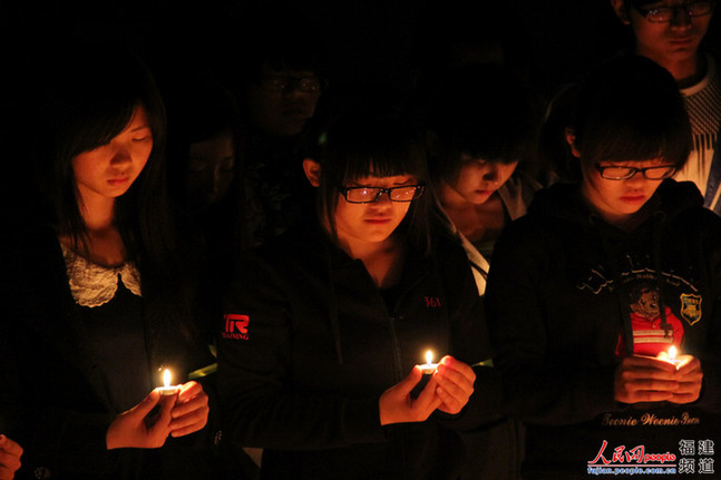 福州高校為雅安祈福：“四川雄起！雅安不哭！”