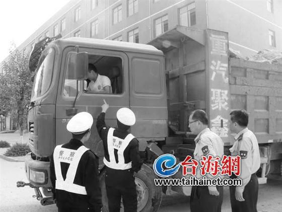 漳州現招手即停小公交 下半年刷銀聯卡可乘公交