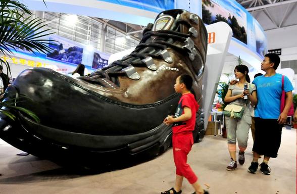 長(zhǎng)4米高3.2米巨型鞋模亮相福州