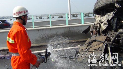 漁平高速福清段小車與拖車追尾 造成4死1傷