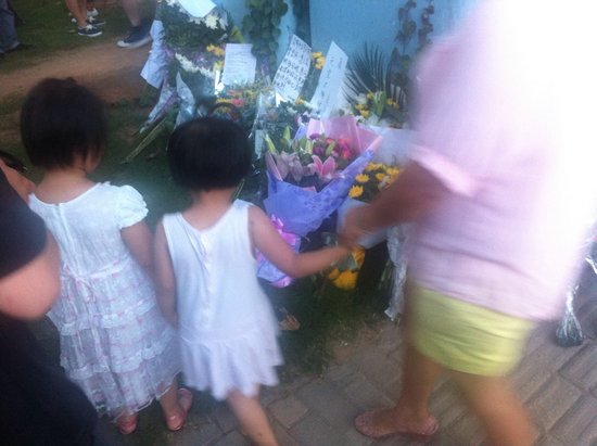 廈門市民前往事發(fā)地自發(fā)哀悼 8學(xué)生仍失蹤