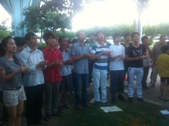 廈門市民前往事發(fā)地自發(fā)哀悼 8學(xué)生仍失蹤
