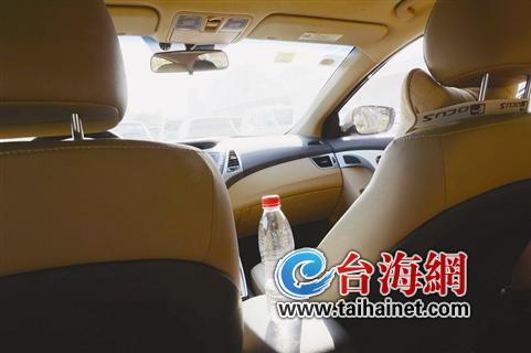 夏天車里的礦泉水有毒? 真相:瓶子只會變形