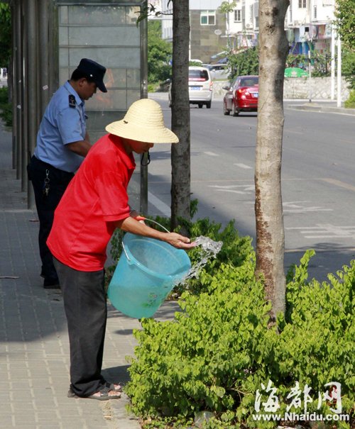 福州市民響應(yīng)“一桶水”行動(dòng) 千人接力護(hù)綠