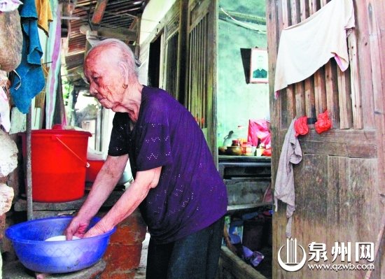 泉州一102歲母親照顧癱瘓女兒67年：直到我入土