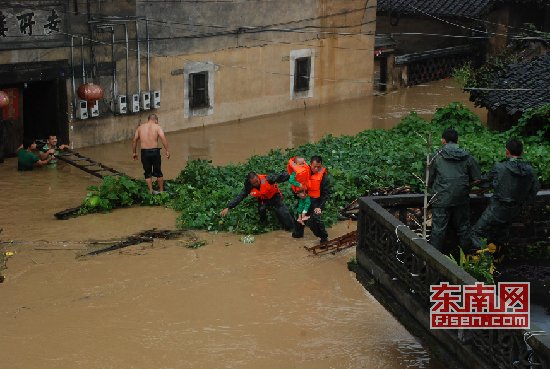 “天兔”發威多地被淹 消防員臉盆當船救出嬰兒
