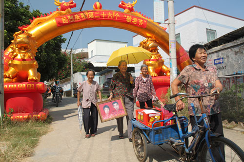西洋村：為百名農村老人送祝福