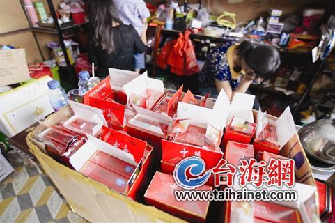 一條“中華”塞4包假煙 三兄弟制售假煙窩點被端