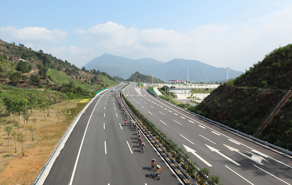 2013環福州·永泰自行車賽16日開賽 選手暢騎福建最生態賽道