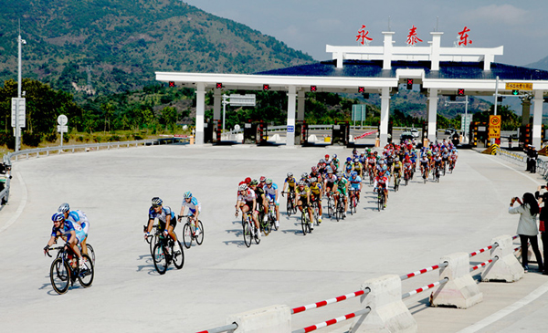 2013環福州·永泰自行車賽16日開賽 選手暢騎福建最生態賽道