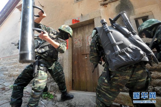 廈門武警特戰隊反恐實戰演練：拐角射擊槍驚艷(組圖)