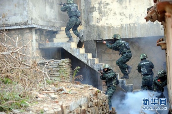 廈門武警特戰隊反恐實戰演練：拐角射擊槍驚艷(組圖)