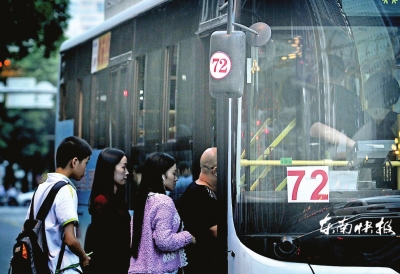 福州40多路公交車后視鏡貼線路標志 市民：乘車方便了