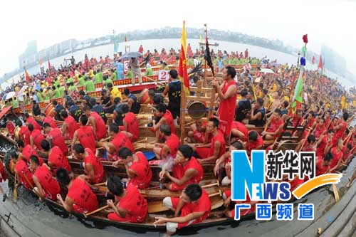 “群龍”鬧融江